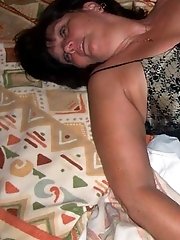 Amateur Mommies feature cuckold porn pics